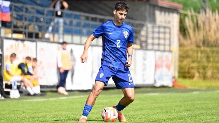 乐鱼平台-罗马诺：国际米兰签下克罗地亚16岁右后卫杜耶-斯拉蒂纳