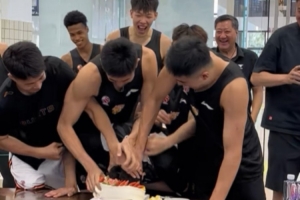 乐鱼平台-杜锋晒杜润旺生日会花絮：被一群人摁蛋糕里 事后找徐杰“算账”